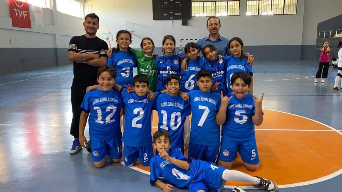 VAKKAS KUMRAL İLKOKULU KALELİ YAKAN TOP OYUNUNDA İLÇE BİRİNCİSİ
