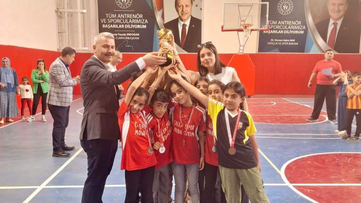 GELENEKSEL ÇOCUK OYUNLARINDA TOMBİK OYUNUNDA İLÇE İKİNCİLİĞİ